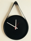 Relógio Decorativo Adnet Preto Alça Corino Preto Mostrador Preto com Ponteiro Branco 40cm Redondo
