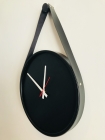 Relógio Decorativo Adnet Preto Alça Corino Preto Mostrador Preto com Ponteiro Branco 40cm Redondo